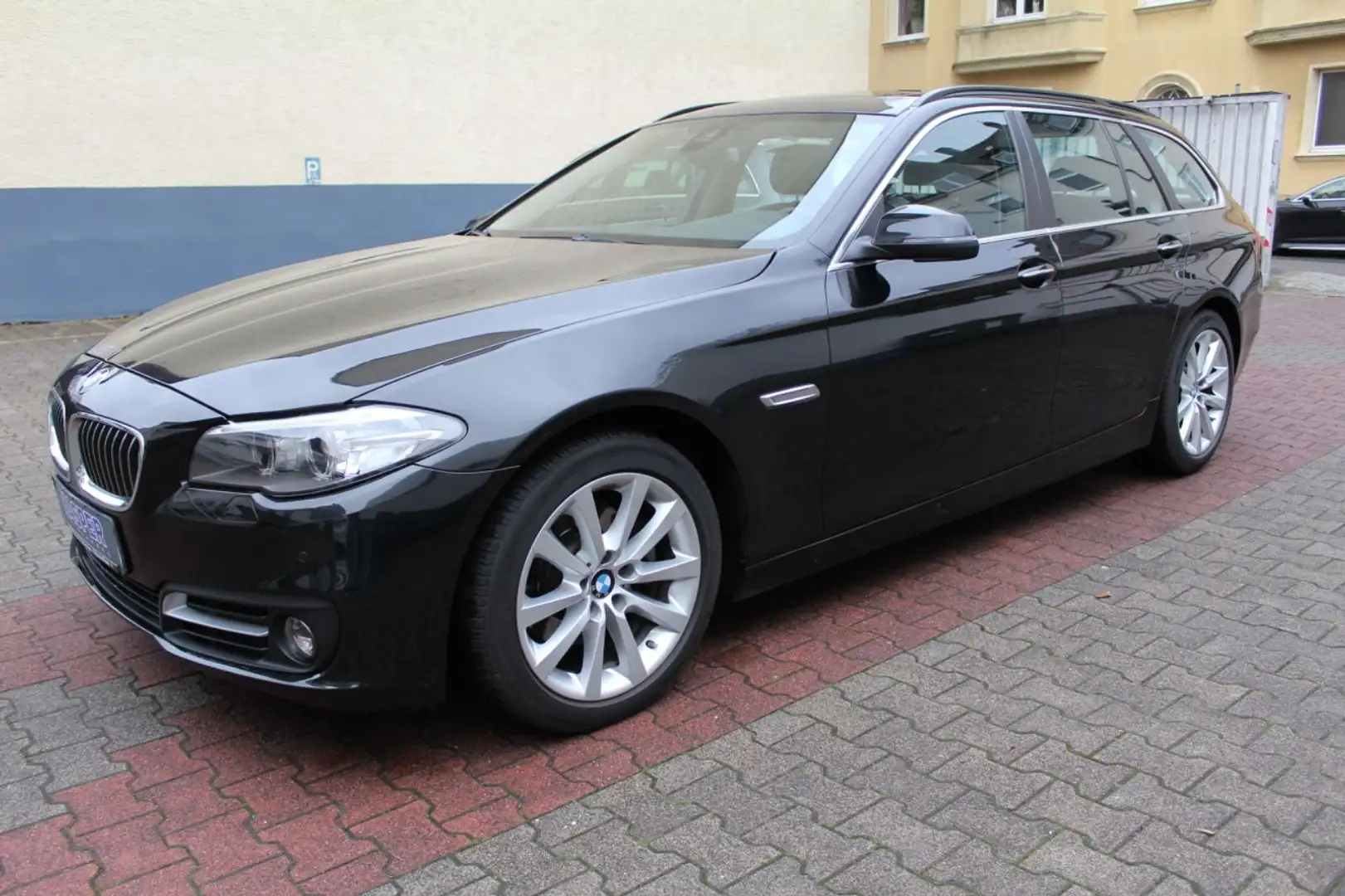 BMW 520 d Touring xDrive ( Navi / Leder / Pano ) Noir - 1