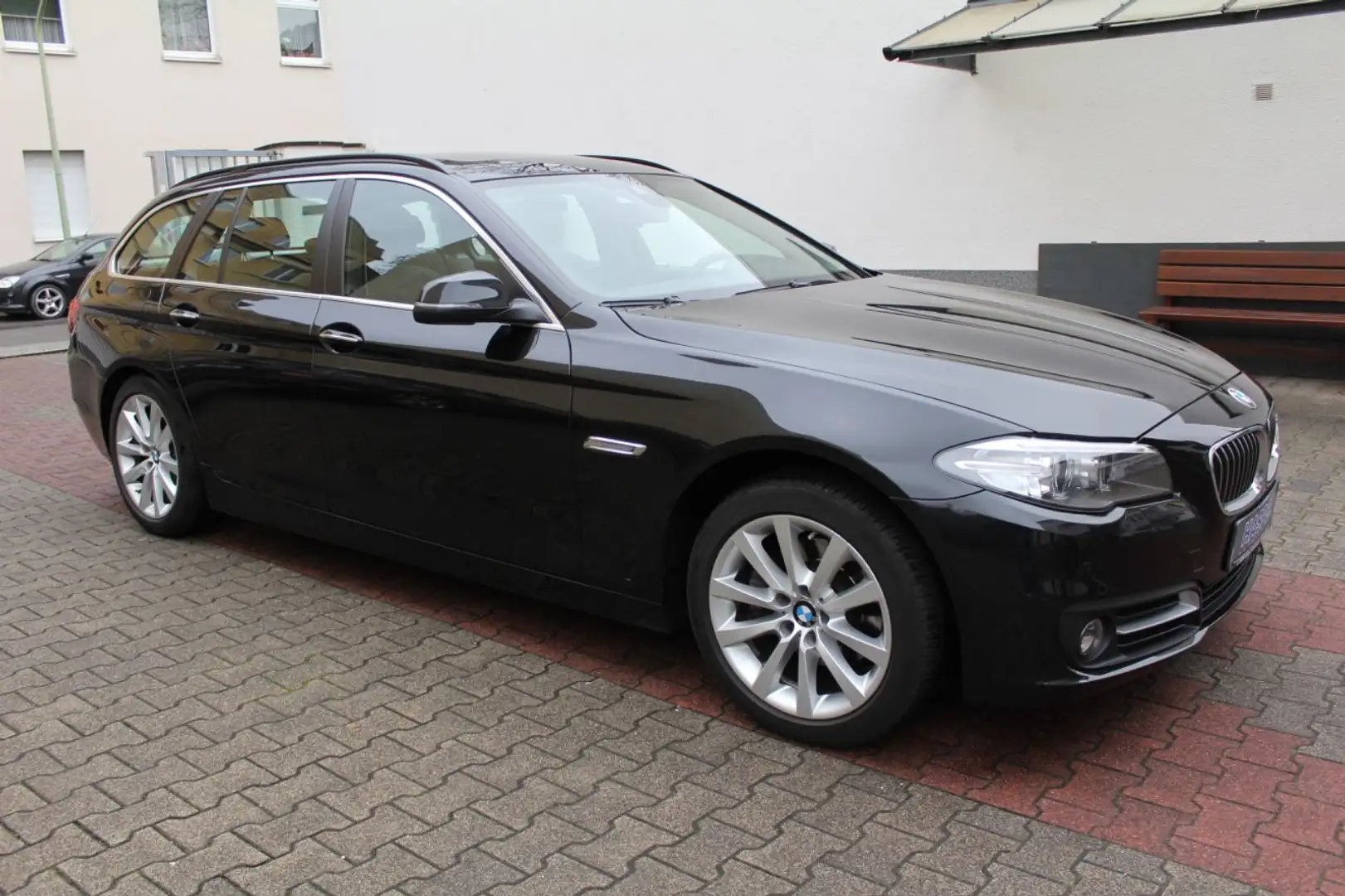 BMW 520 d Touring  xDrive ( Navi / Leder / Pano ) Noir - 2