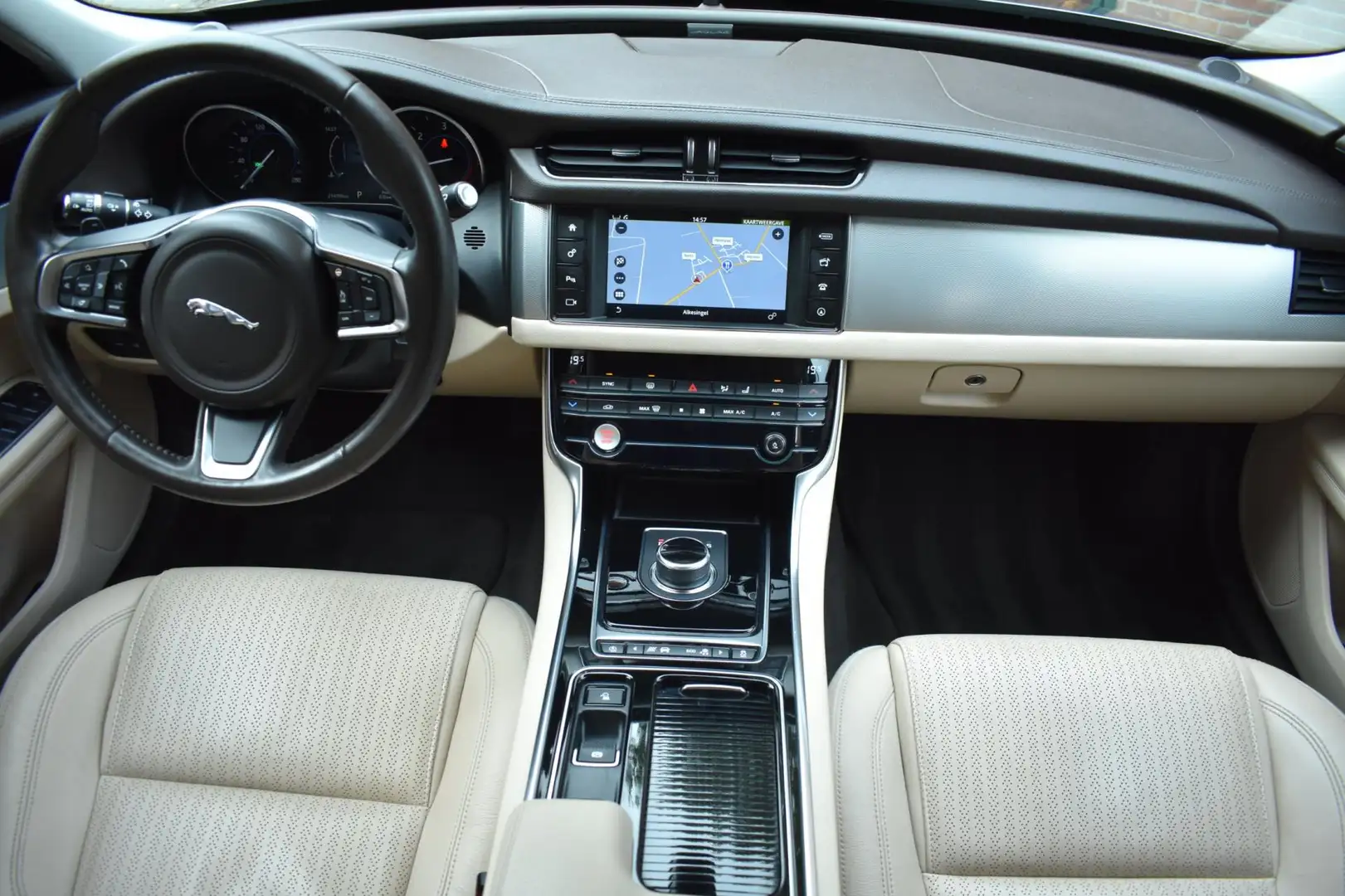 Jaguar XF 2.0d Prestige '19 Leder Xenon Clima NAvi Cruise Gris - 2