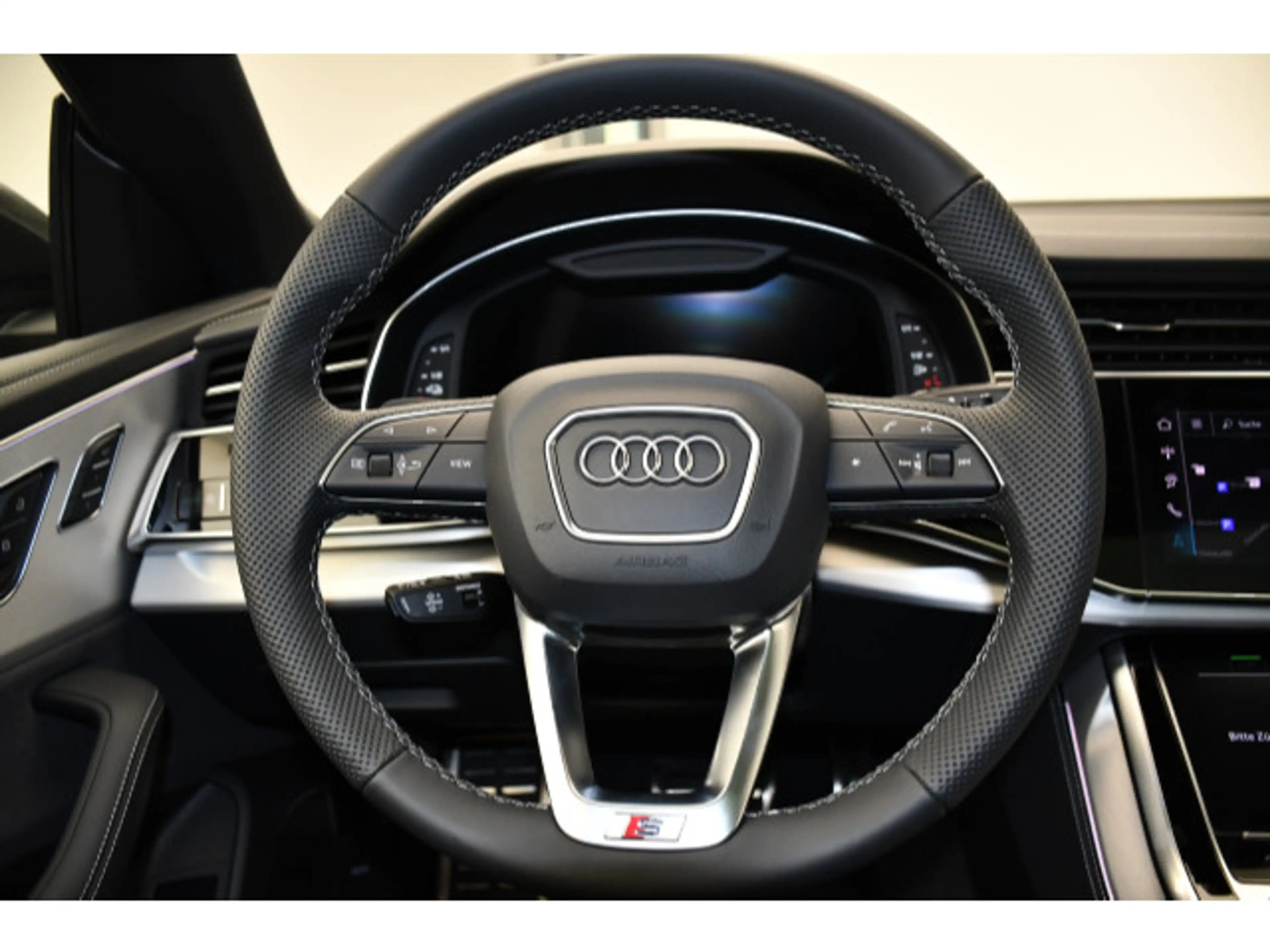 Audi Q8 e-tron Q8 TFSI e quattro tiptronic S line business — photo 5