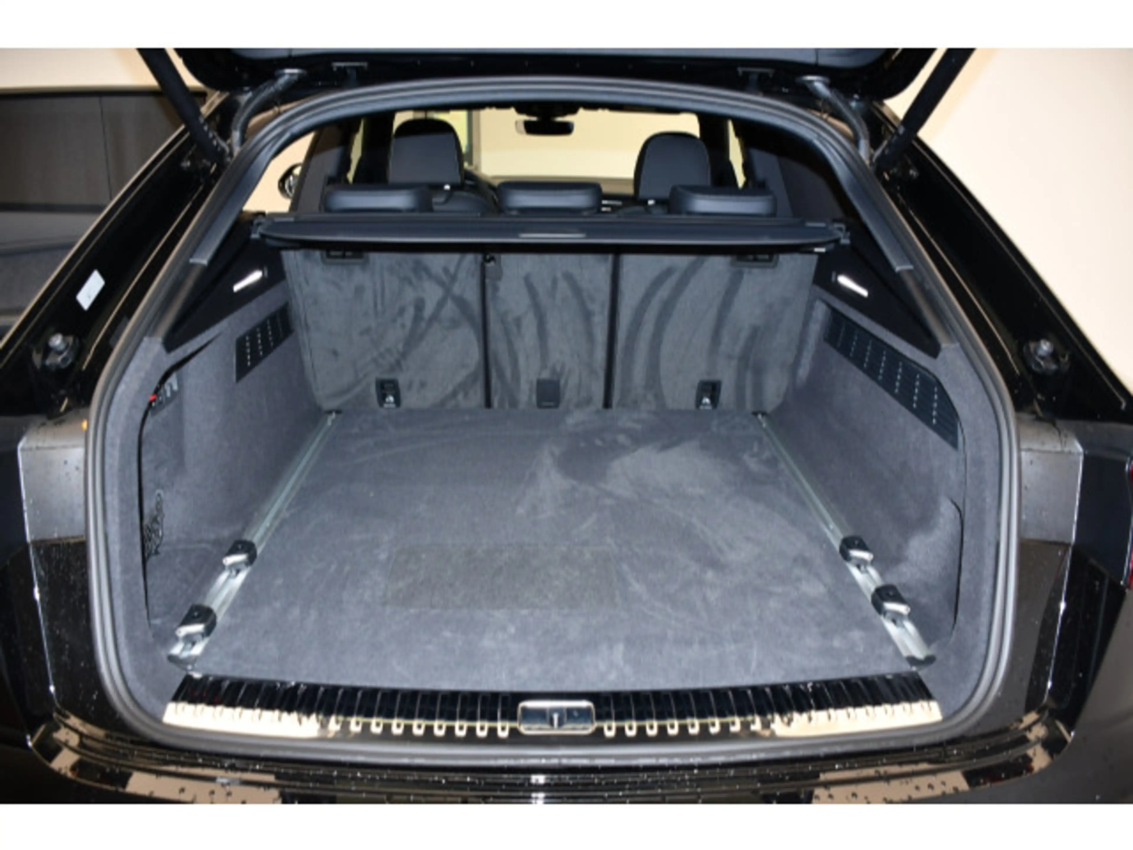 Audi Q8 e-tron Q8 TFSI e quattro tiptronic S line business — photo 12