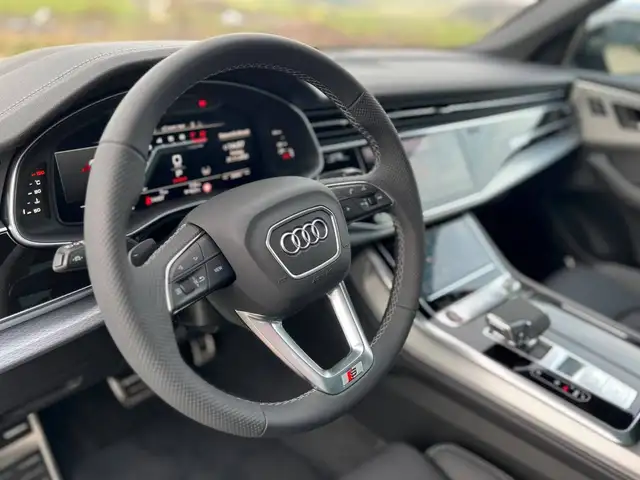 Audi SQ8 view 10