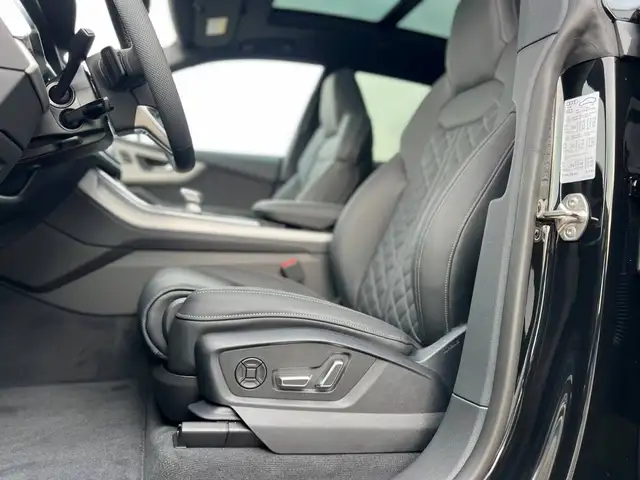 Audi SQ8 view 11