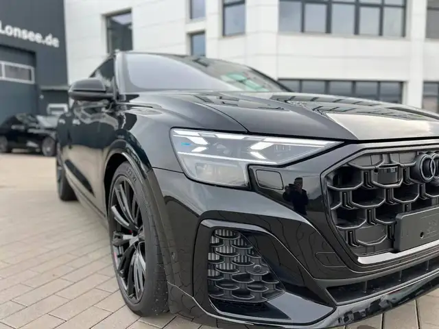 Audi SQ8 view 3