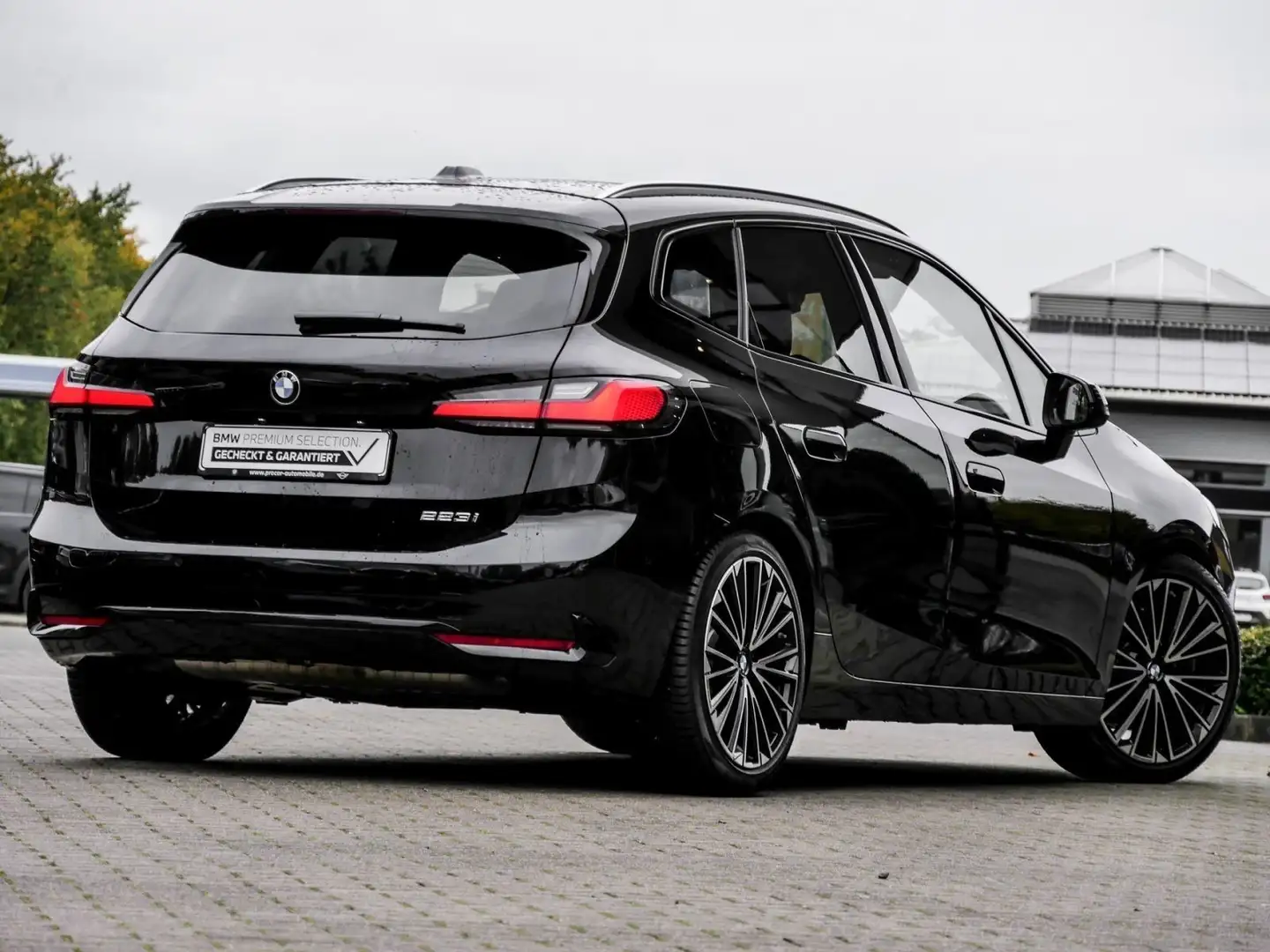 BMW 223 i LUXURY LINE+H/K+AHK+HuD+DA PROF+PANO Zwart - 2