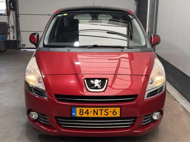 Peugeot 5008 view 2