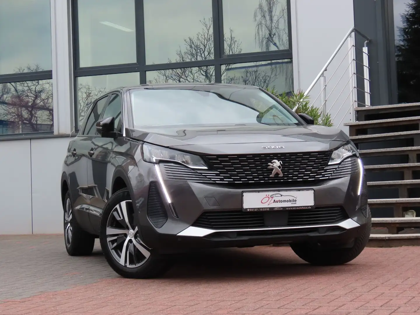 Peugeot 5008 BlueHDi 130 EAT8 Allure 7-Sitzer Grau - 1