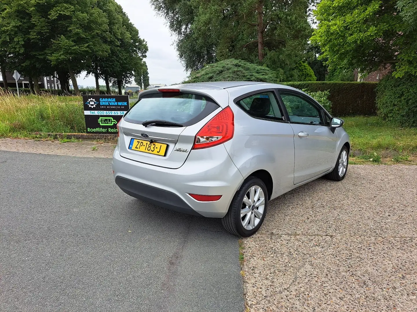 Ford Fiesta 1.25 Ghia Airco Zilver - 2