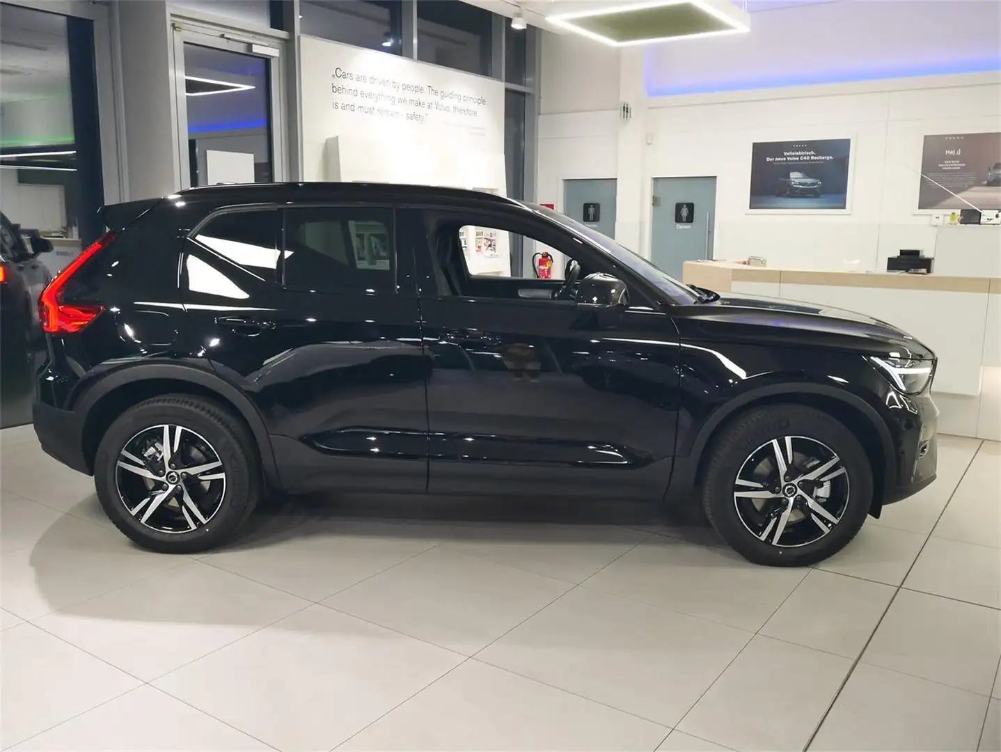 Volvo XC40 B3 Geartr. Plus Dark Schwarz - 2