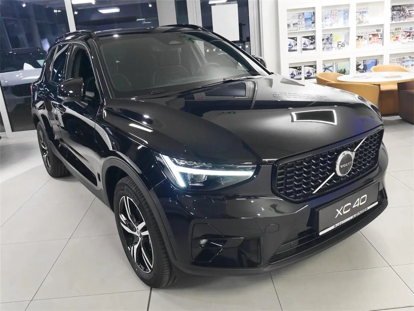 Volvo XC40 B3 Geartr. Plus Dark Schwarz - 1