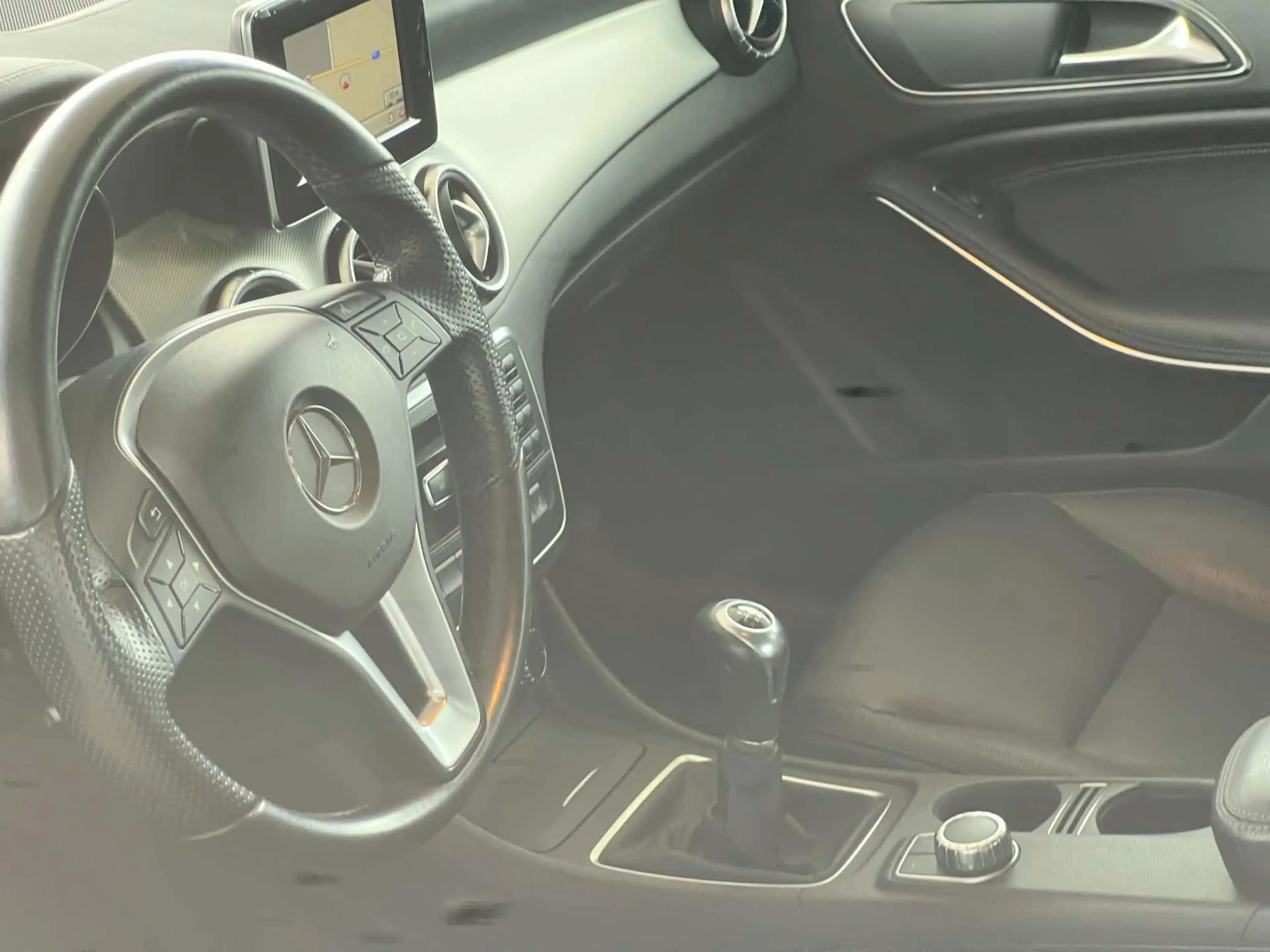 Mercedes-Benz CLA 180 2013 handgeschakeld GPS PTS verwarmde zetels — photo 4