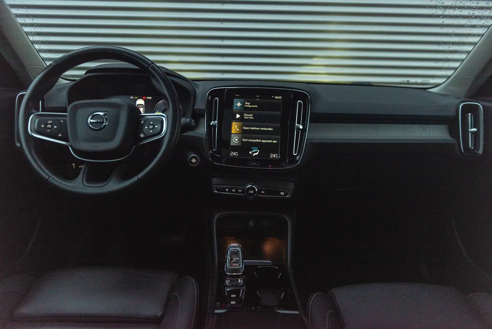 Volvo XC40 T5 Aut. Plug-in Hybrid Inscription Leder Panoramad Zwart - 2