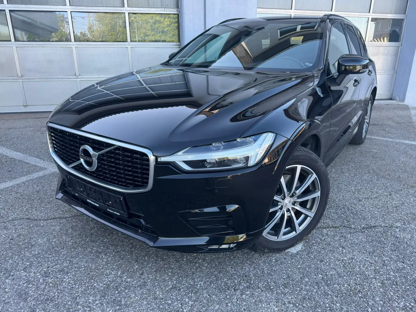 Volvo XC60 B4 R Design AWD Aut. Kamera/LED/Anhängerk Schwarz - 2