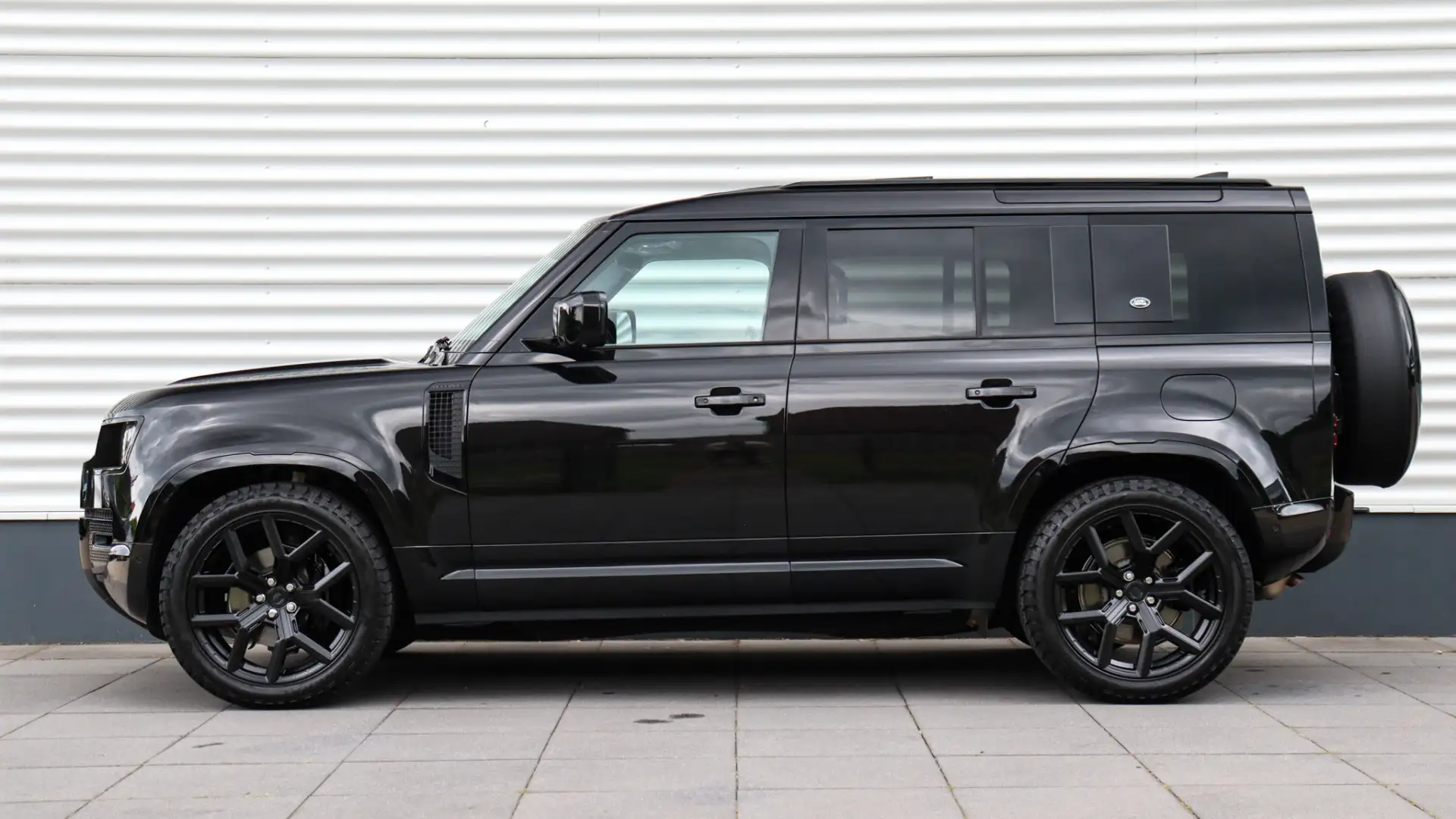 Land Rover Defender 110 P400e 110 X-Dynamic SE | Urban Automotive | Me Nero - 2