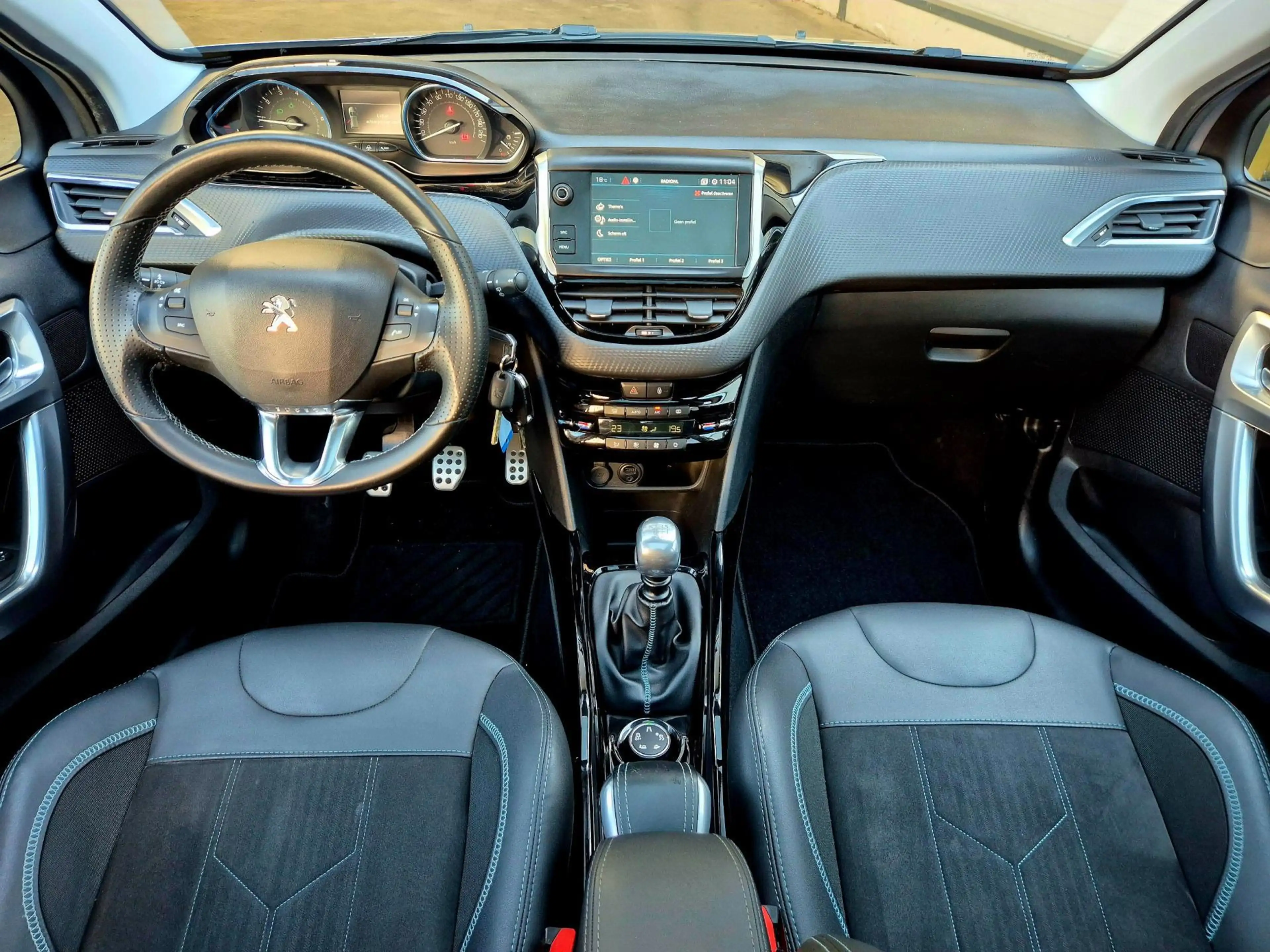 Peugeot 2008 1.2 PureTech 131PK Crossway + Dealer OH|Panorama|P — photo 4