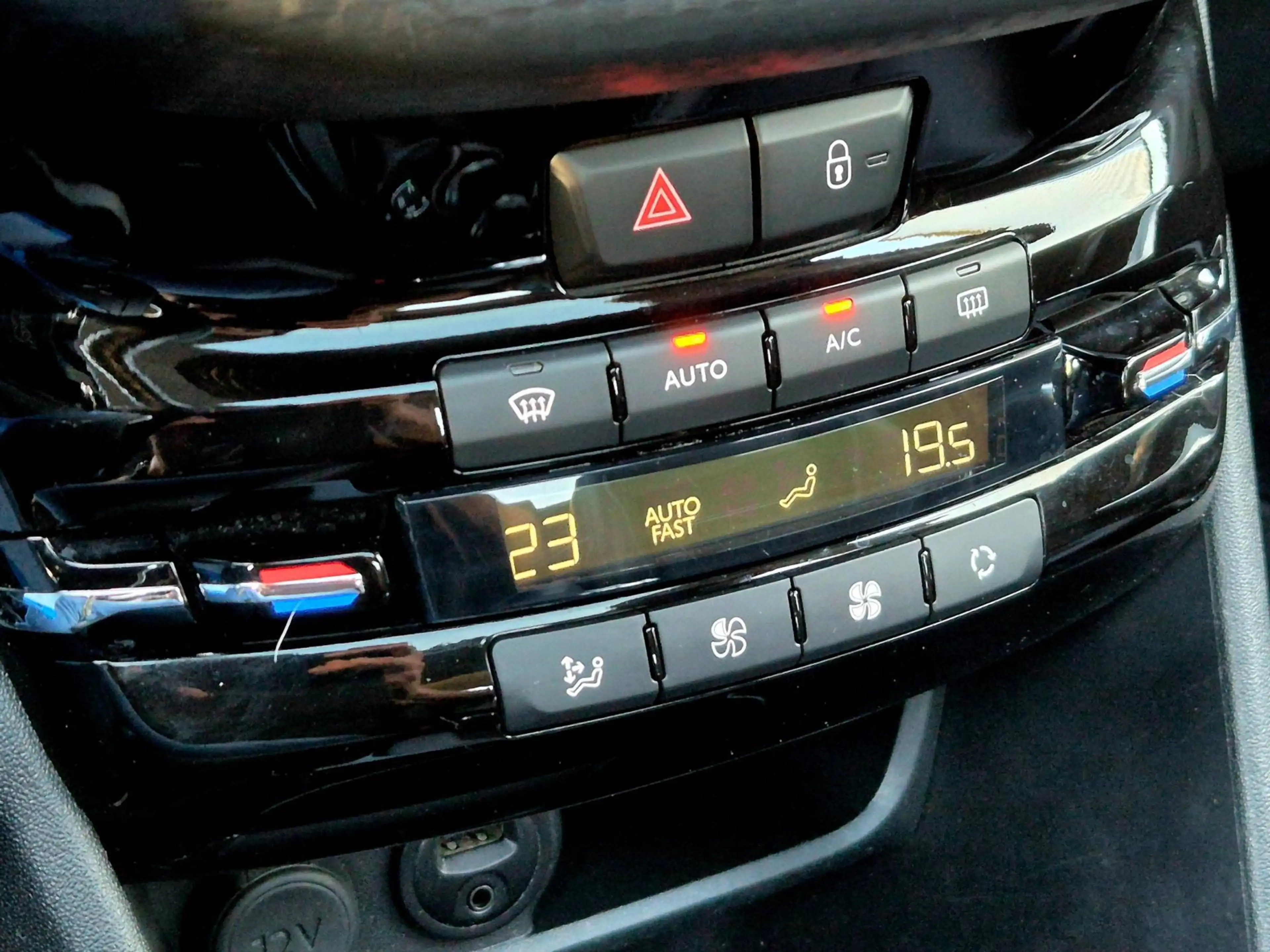 Peugeot 2008 1.2 PureTech 131PK Crossway + Dealer OH|Panorama|P — photo 24