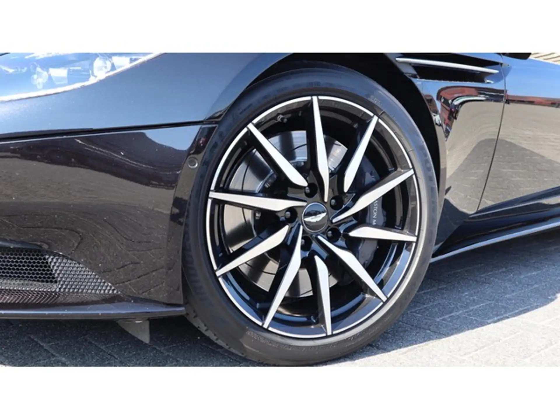 애스턴마틴 DB11 V8 2019 네이비 사진 8