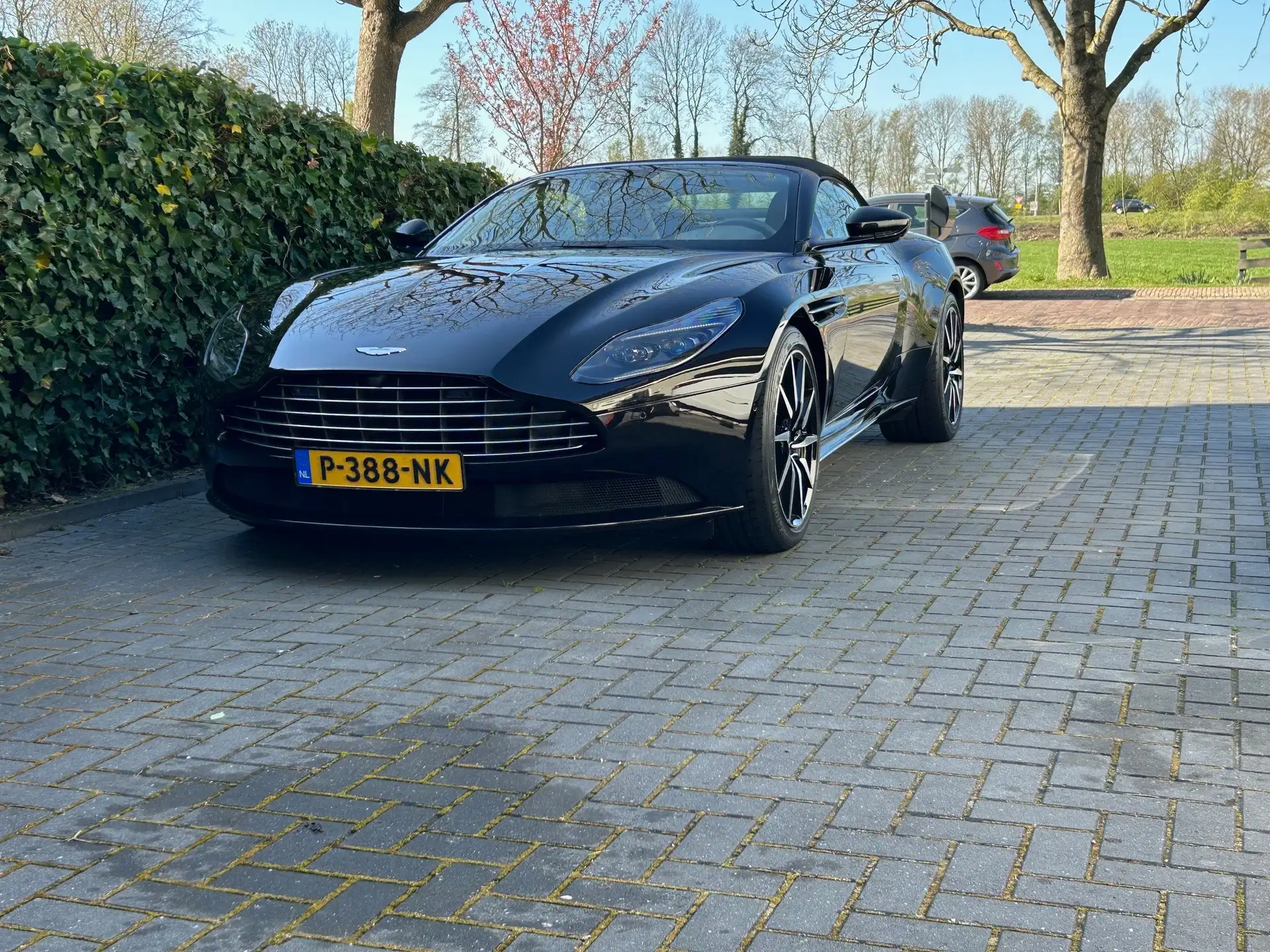 애스턴마틴 DB11 V8 2019 네이비 사진 2