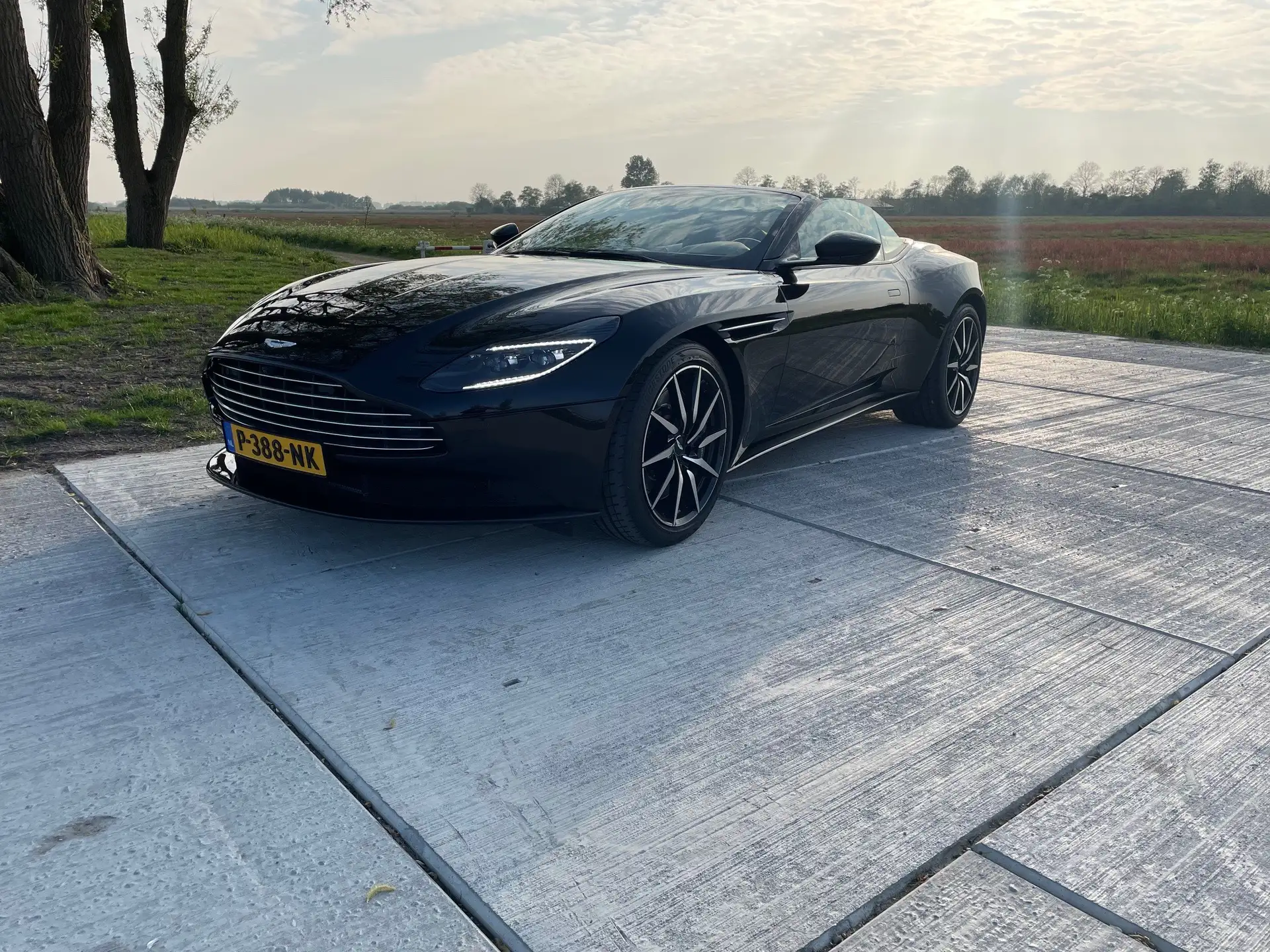 애스턴마틴 DB11 V8 2019 네이비 사진 3