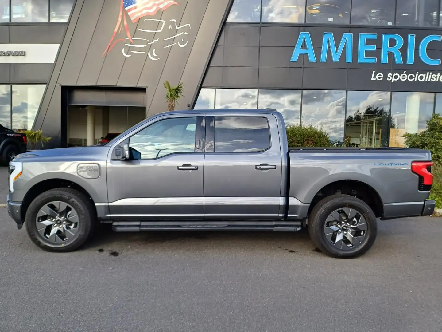 Ford F 150 Lightning Lariat Extended-Range Серый - 2