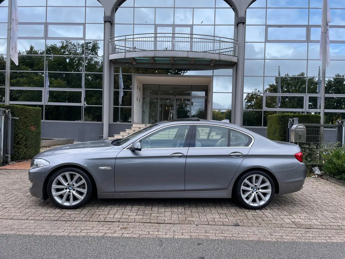 BMW 550 5-serie 550i Upgrade Edition aut alle opties 12851 Grau - 2