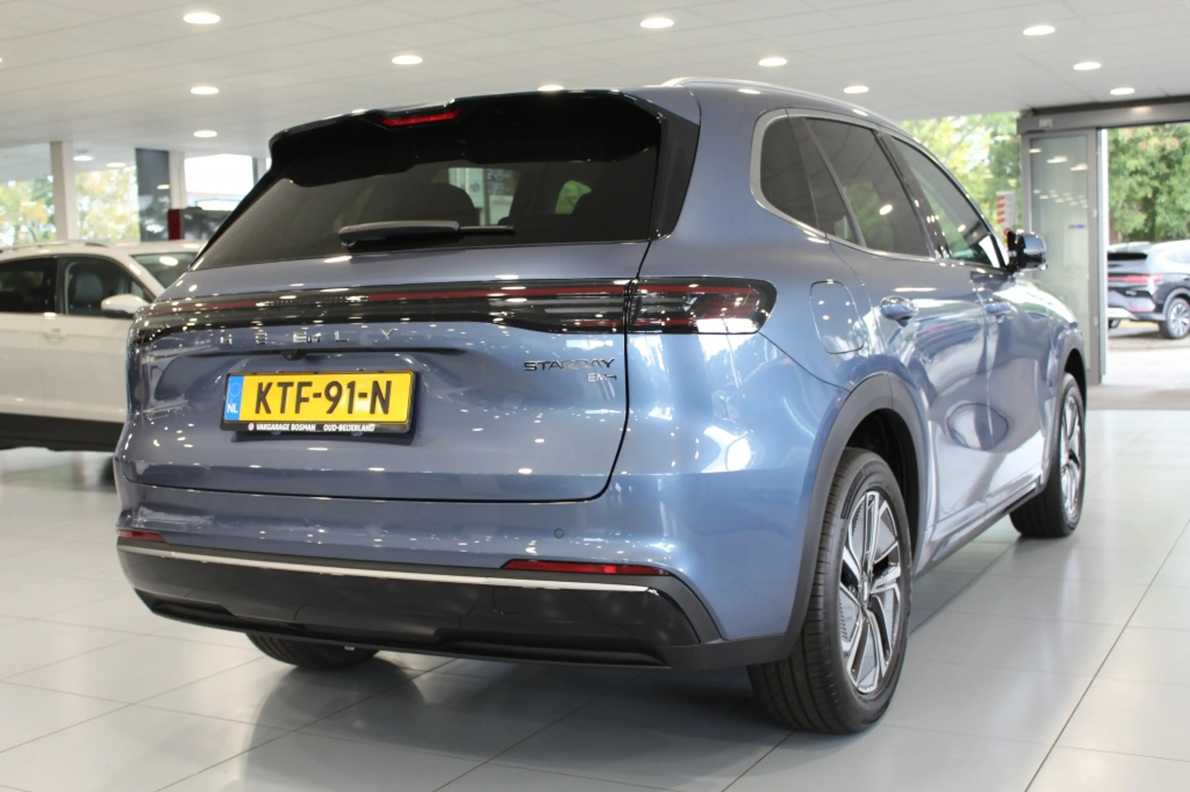 Geely Starray EM-i 1.5 Pro Plug-in/CARPLAY/CRUISE/360 — photo 4