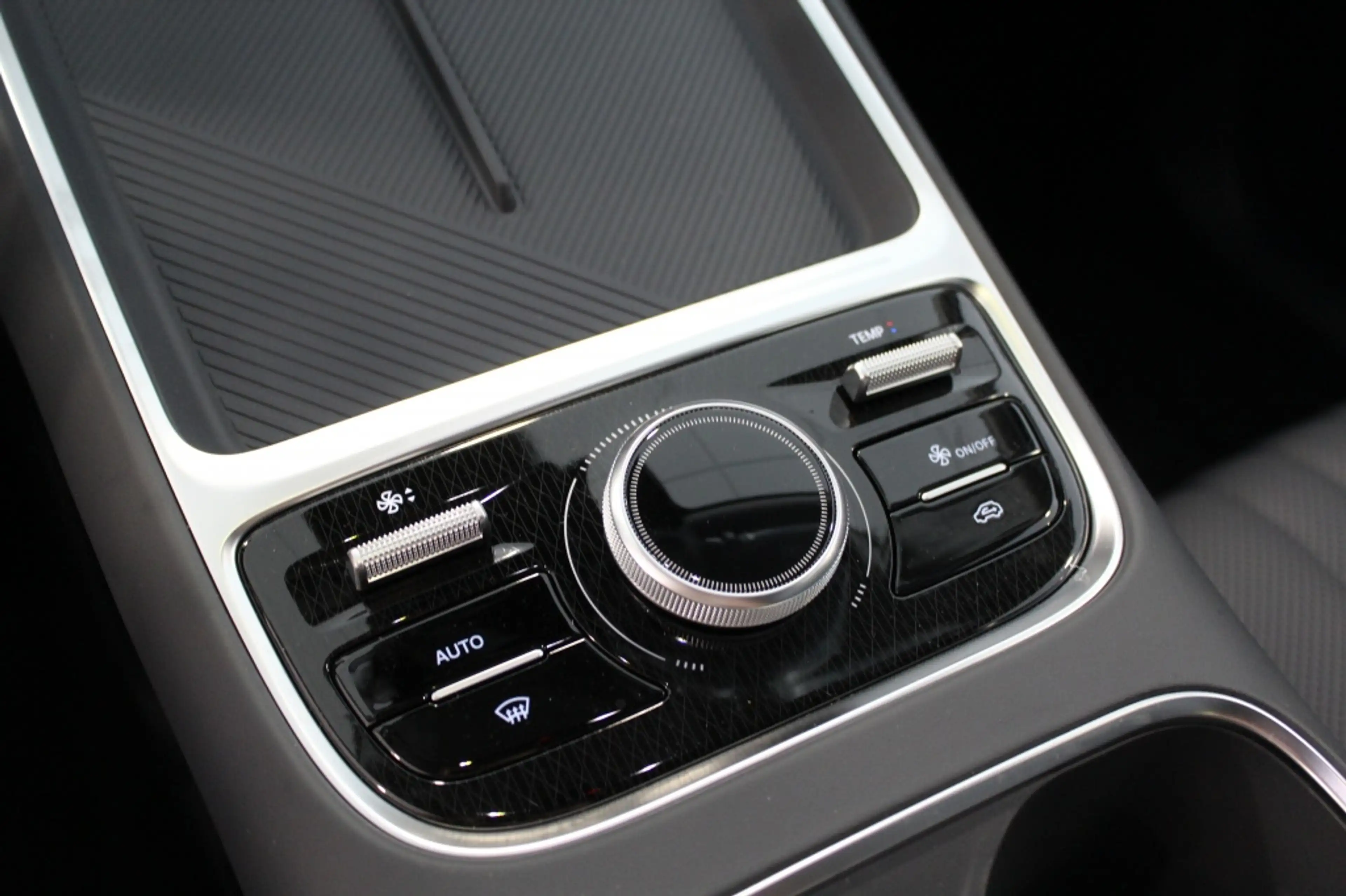 Geely Starray EM-i 1.5 Pro Plug-in/CARPLAY/CRUISE/360 — photo 18
