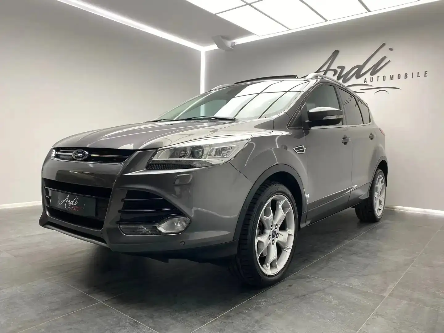 Ford Kuga 2.0 TDCi 4WD *GARANTIE 12 MOIS*TOIT OUVRANT*CAMERA Grijs - 1