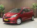 Toyota Yaris 1.0 VVT-i Aspiration Rood - thumbnail 1