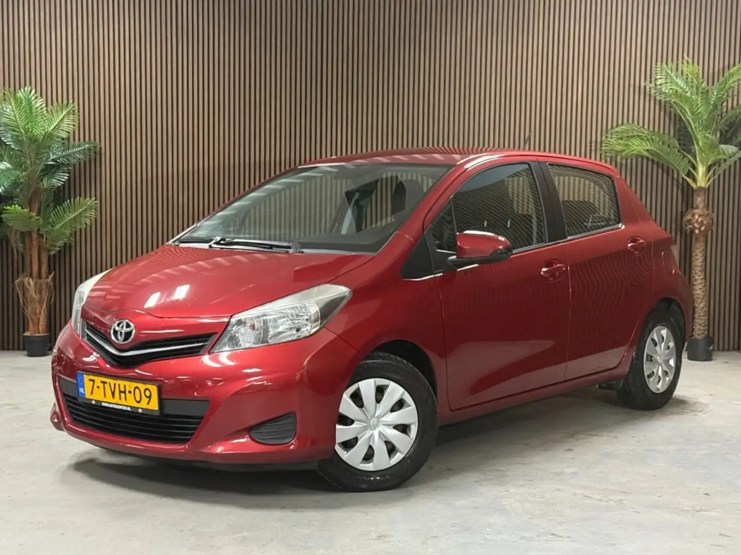 Toyota Yaris 1.0 VVT-i Aspiration Rood - 1