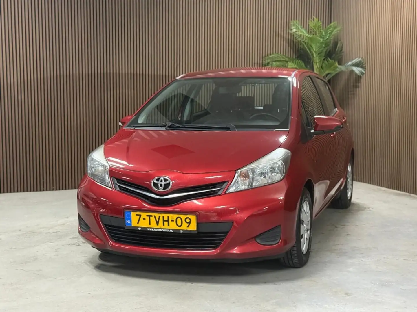 Toyota Yaris 1.0 VVT-i Aspiration Rood - 2