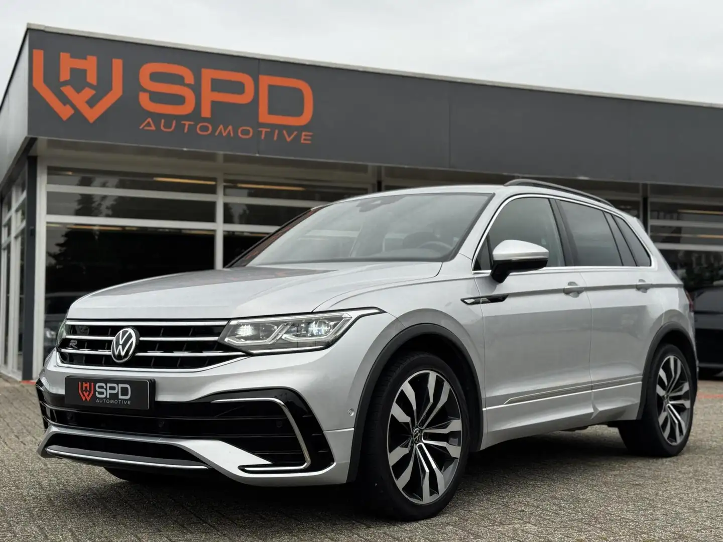 Volkswagen Tiguan 1.5 TSI R-Line Business| ACC|IQ-Light|Trek Grijs - 1