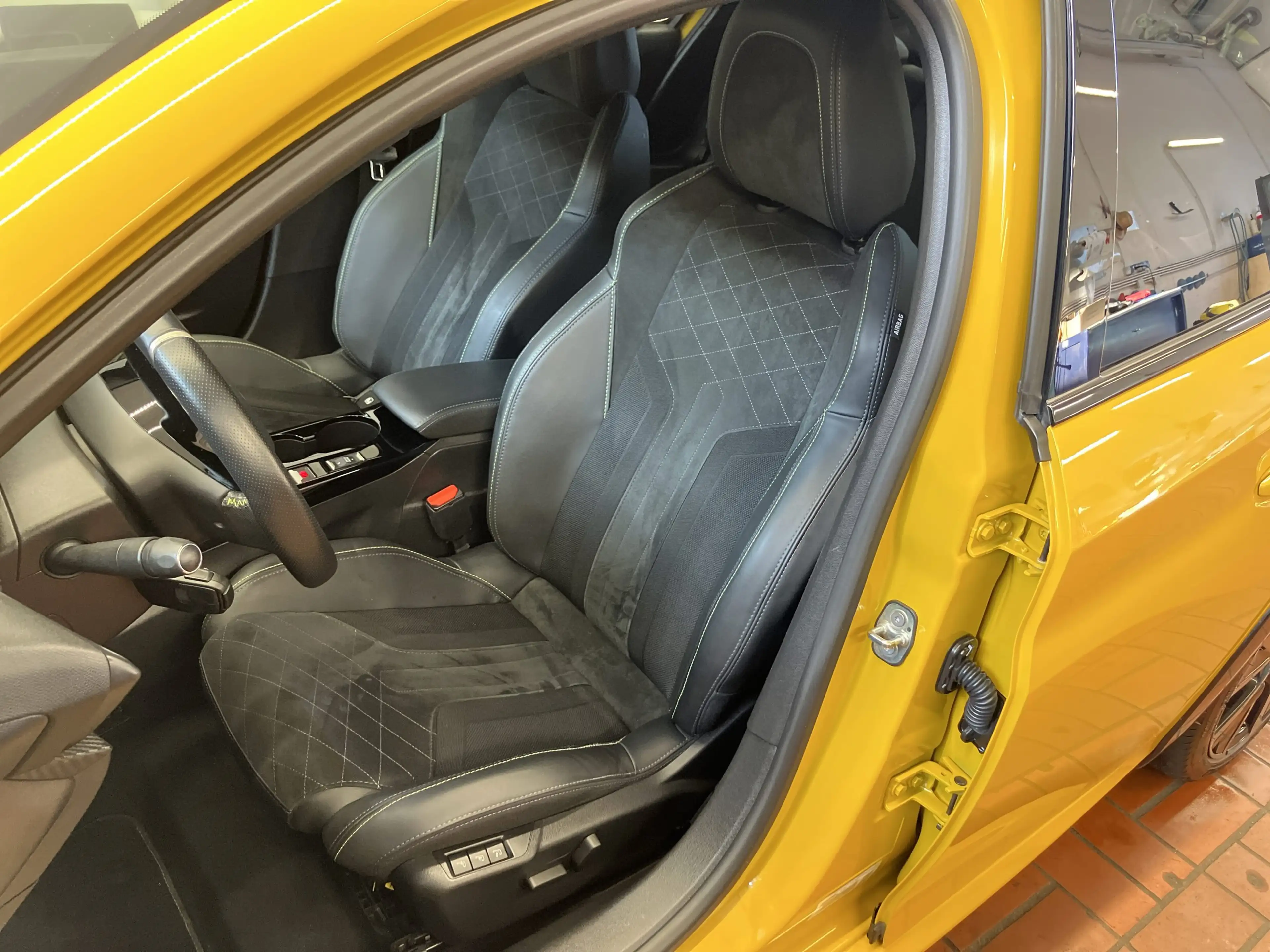 Peugeot e-208 Elektro GT ACC+LED+Navi+SHZ+Kamera+ — photo 8