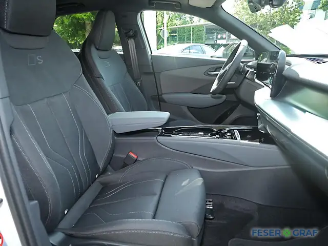 Audi Q3 view 5