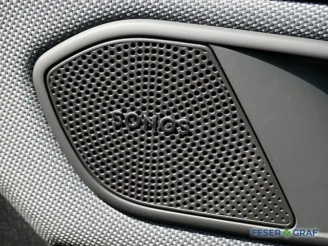 Audi Q3 view 10