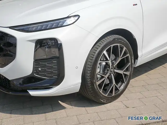 Audi Q3 view 11