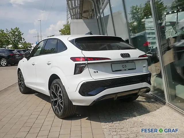 Audi Q3 view 3