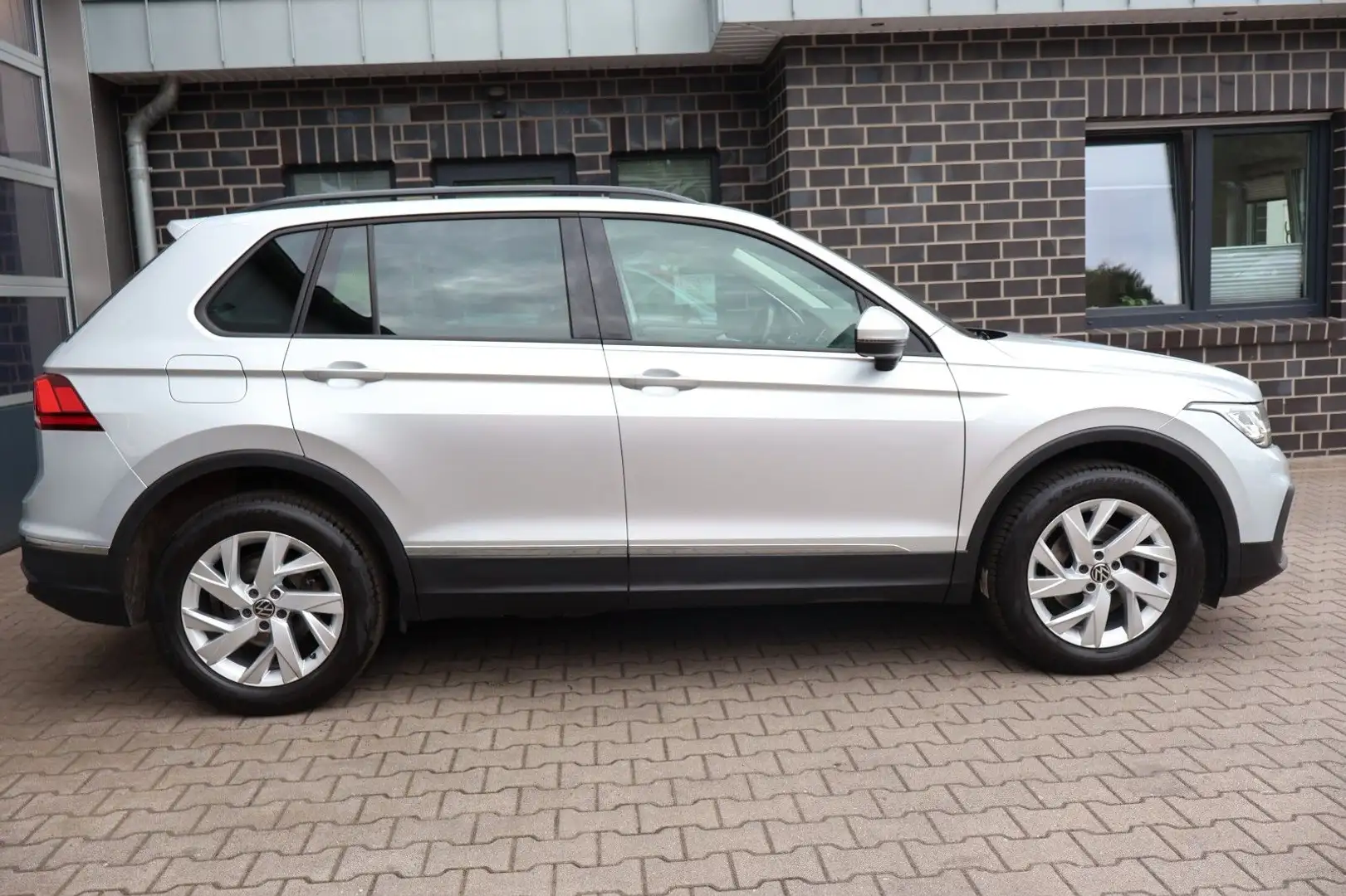Volkswagen Tiguan Life 4Motion AHK/Automatik/LED/ACC/Allrad Silber - 2