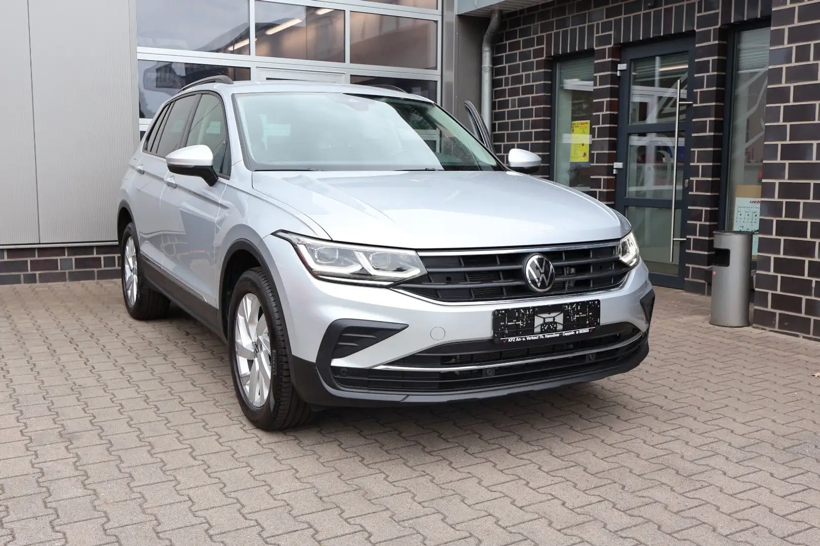 Volkswagen Tiguan Life 4Motion AHK/Automatik/LED/ACC/Allrad Silber - 1
