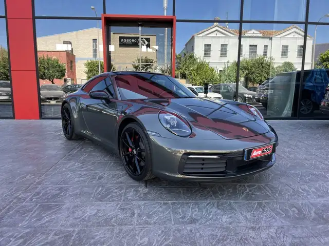 Porsche 911 view 4