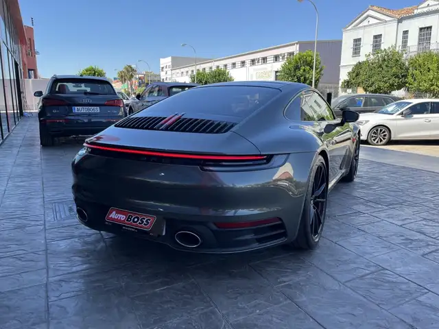 Porsche 911 view 7