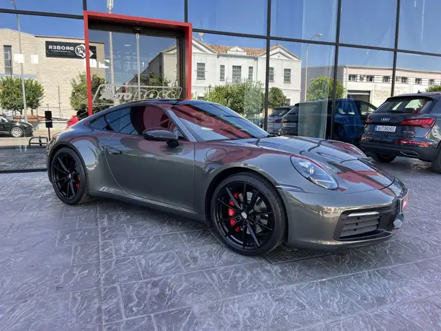 Porsche 911 view 5