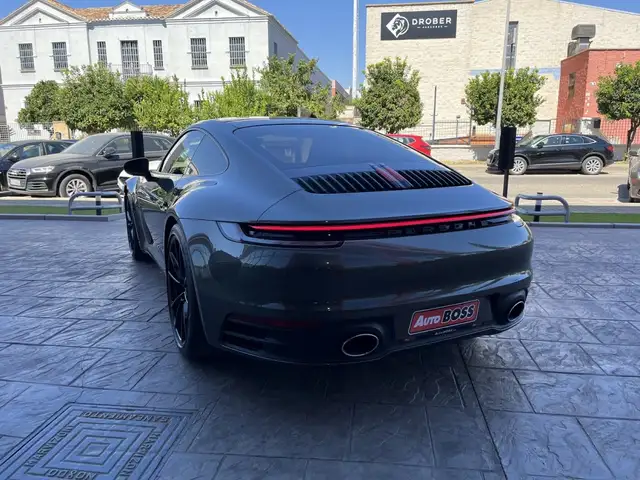 Porsche 911 view 8