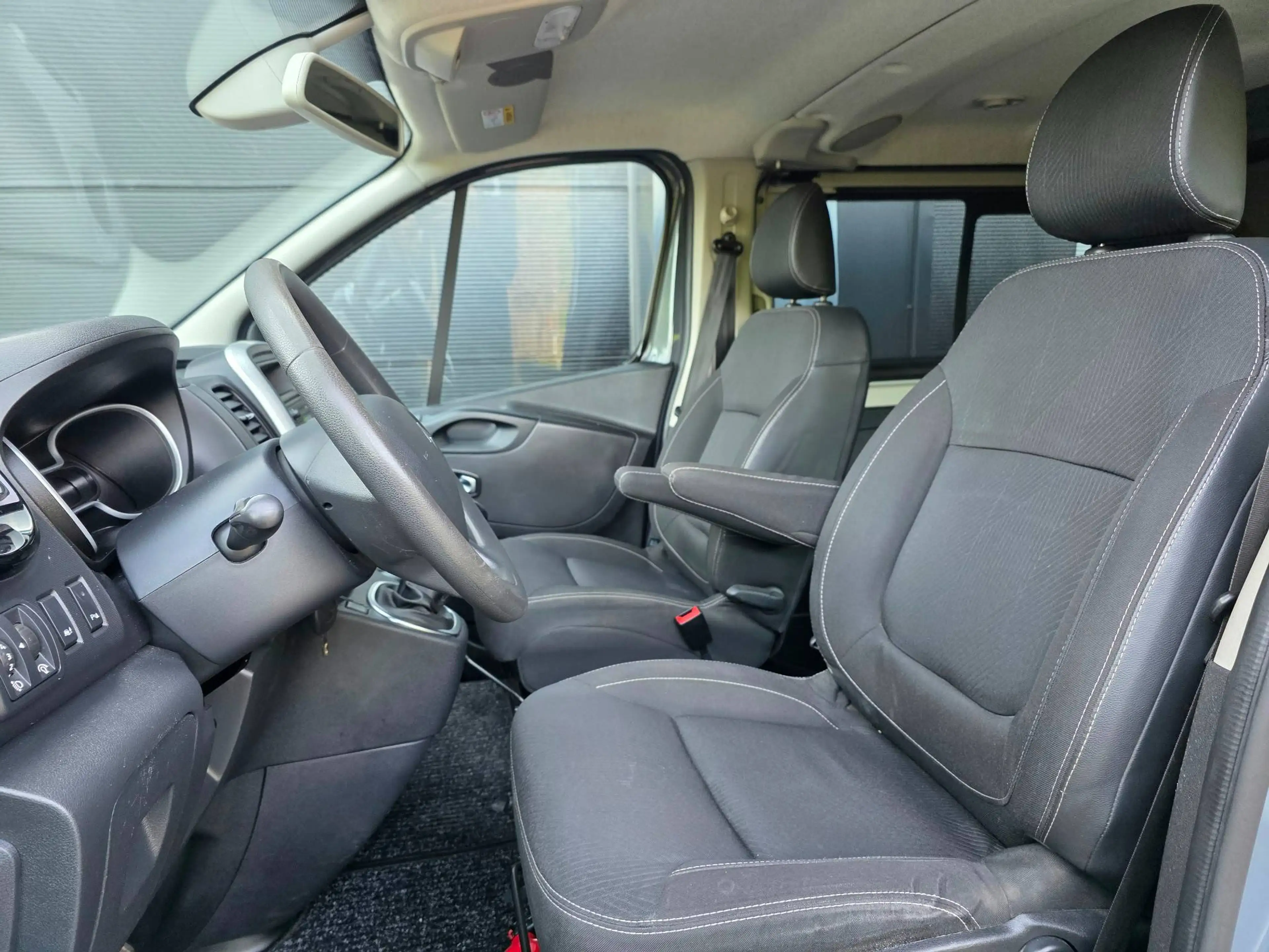 Renault Trafic 2.0d / L2 / Dubbel cabine / Camera / Trekhaak — photo 15