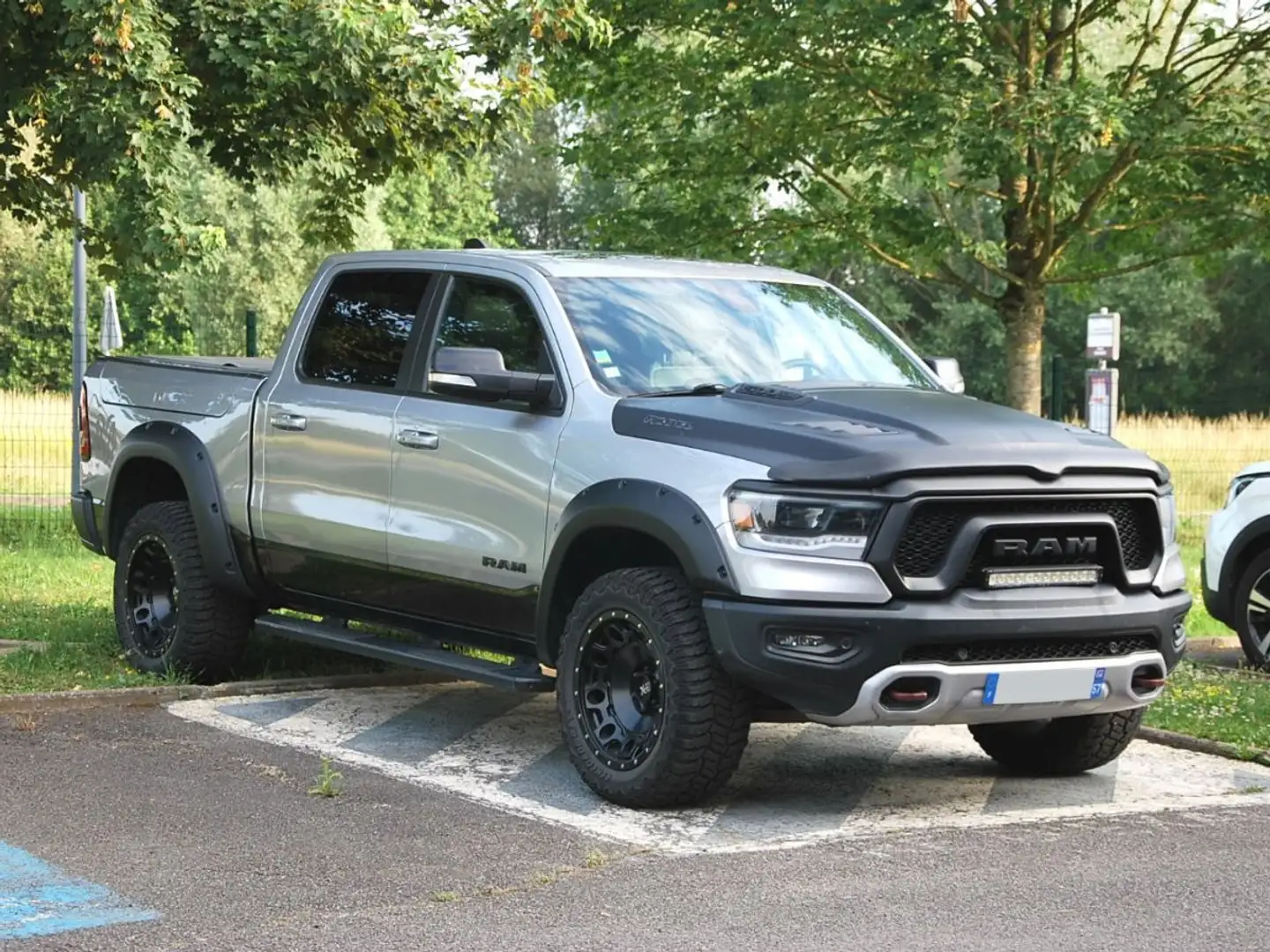 Dodge RAM REBEL 5.7 V8 XL Gris - 2
