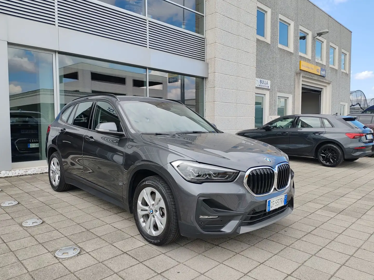 BMW X1 xDrive25e Plug-In Hybrid FariLED Navi Sensori DAB Gris - 2