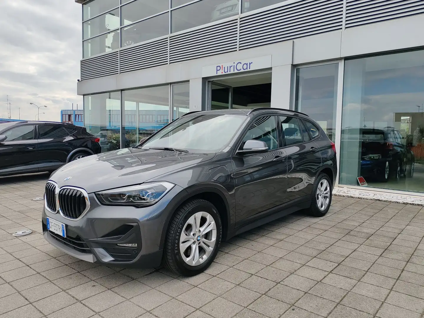 BMW X1 xDrive25e Plug-In Hybrid FariLED Navi Sensori DAB Gris - 1