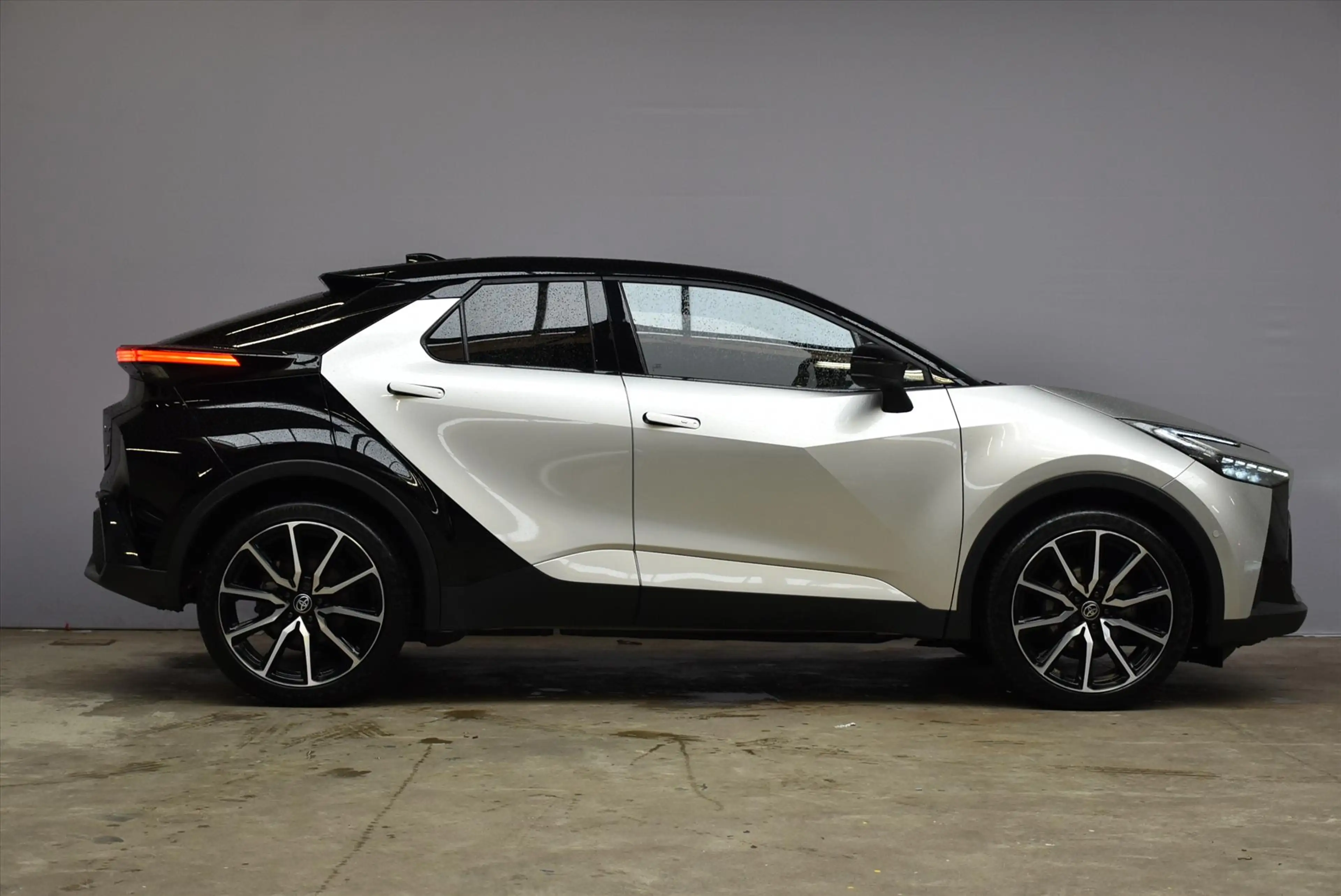 Toyota C-HR 2.0 High Power Hybrid 200 CVT GR Sport Premiére Ed — photo 4