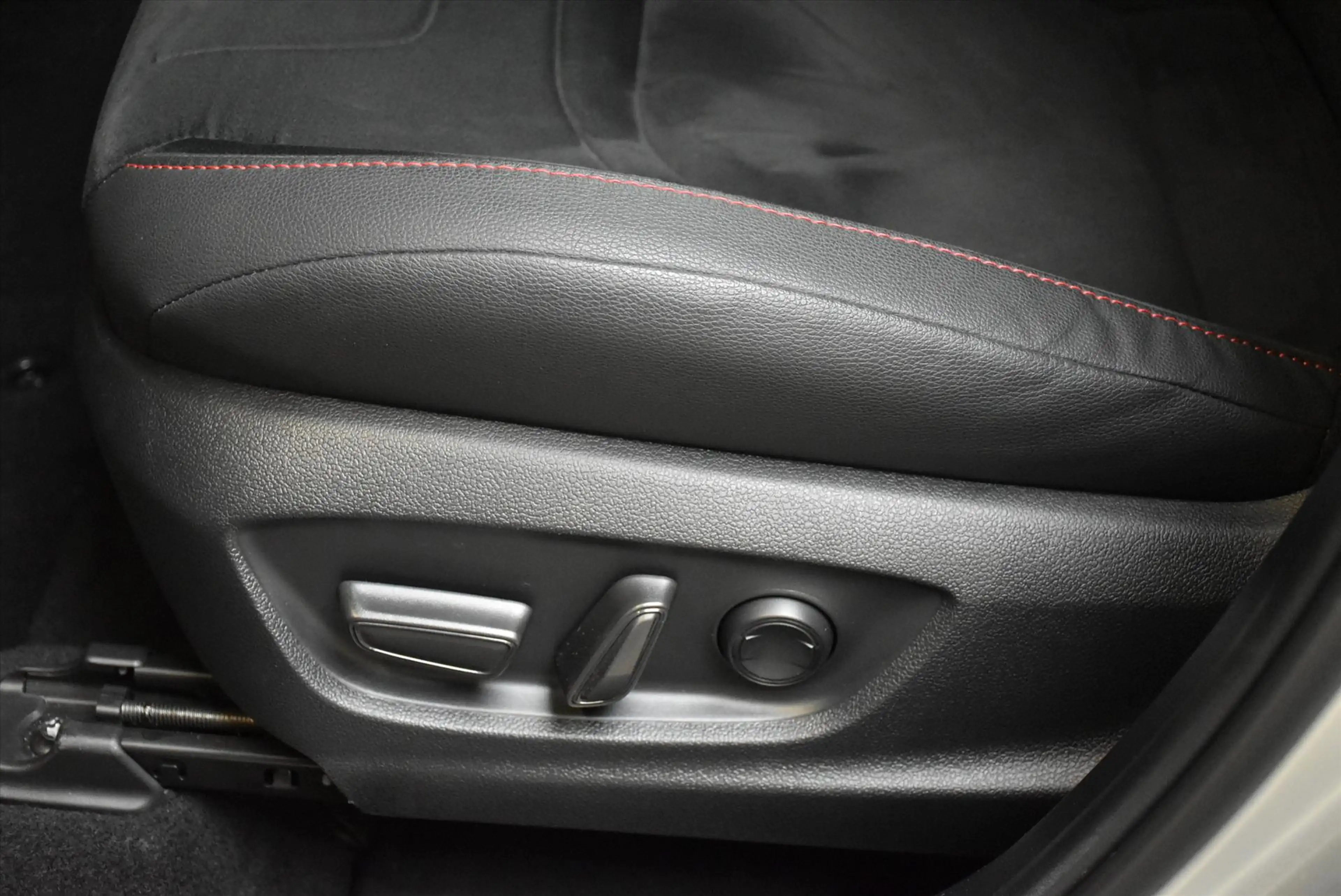 Toyota C-HR 2.0 High Power Hybrid 200 CVT GR Sport Premiére Ed — photo 16