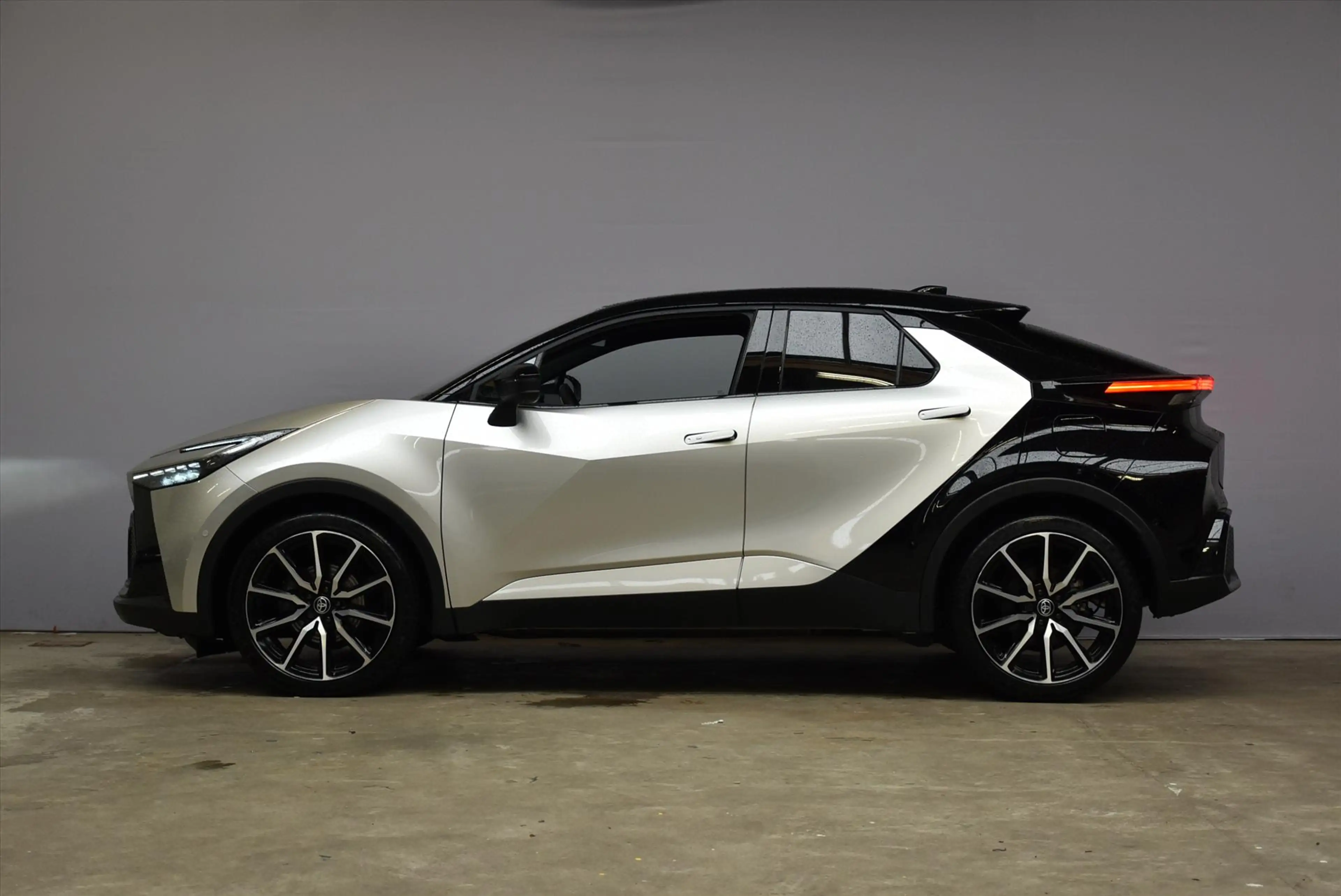 Toyota C-HR 2.0 High Power Hybrid 200 CVT GR Sport Premiére Ed — photo 8